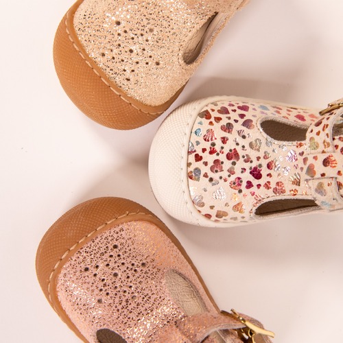 Un, deux, trois... soleil ! Bopy sont les chaussures parfaites avec un mélange de confort, de style et de sécurité.JAPANA | La voûte plantaire et la semelle intérieure en cuir offrent un soutien supplémentaire#bopy #bopyshoes #chaussuresenfants #madeinfrance #paillettes